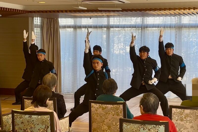 Image for the Tweet beginning: 昨日、行われた老人ホーム訪問応援の様子です！
ご覧いただいた皆様、ありがとうございます✨️
次回もよろしくお願いします！

#本郷学園 #本郷高校 #本郷中学校 #本郷学園応援団 