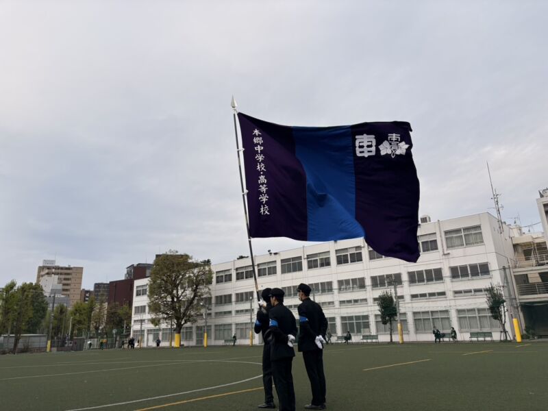 Image for the Tweet beginning: 昨日の入学式の様子です！
本団は校旗を掲揚し、新入生の写真撮影のお手伝いをさせていただきました✨️
新入生の皆さん、ご入学おめでとうございます🎉

#本郷学園 #本郷高校 #本郷中学校 #本郷学園応援団 